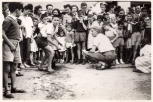 Roger Darcissac entouré d'enfant
