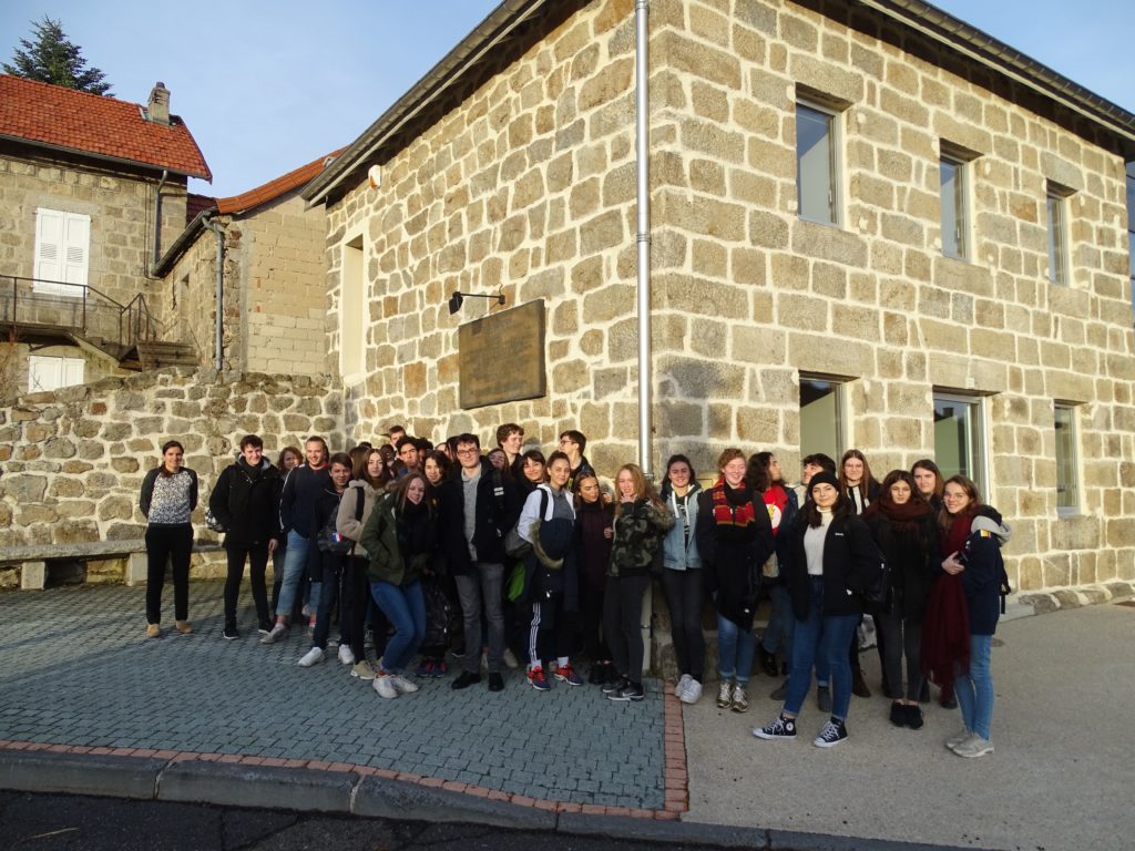 Les ambassadeurs de la mémoire du Lycée Blaise Pascal à Clermont-Ferrand devant le Lieu de Mémoire